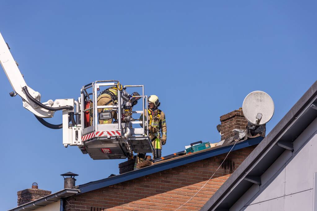 Brand in dakbeschot van woning