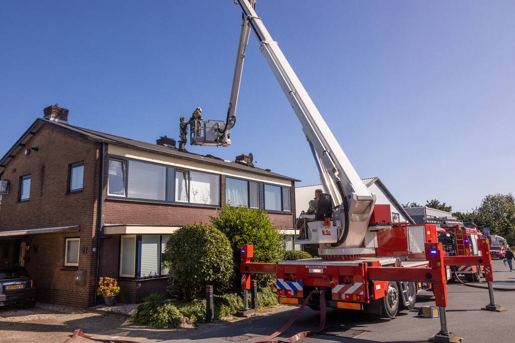 Brand in dakbeschot van woning