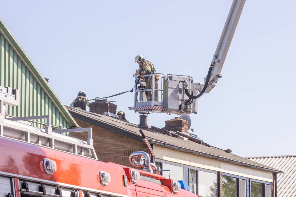 Brand in dakbeschot van woning