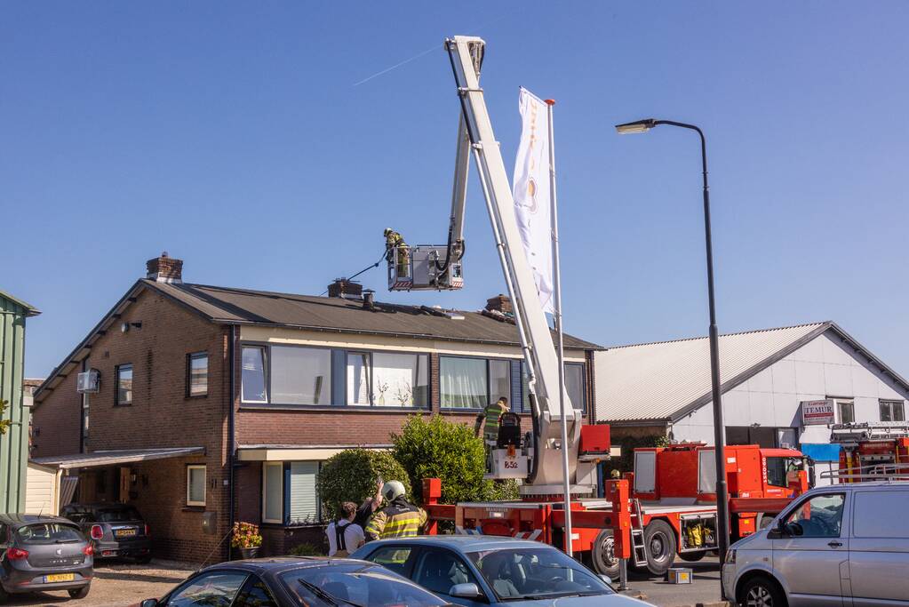 Brand in dakbeschot van woning