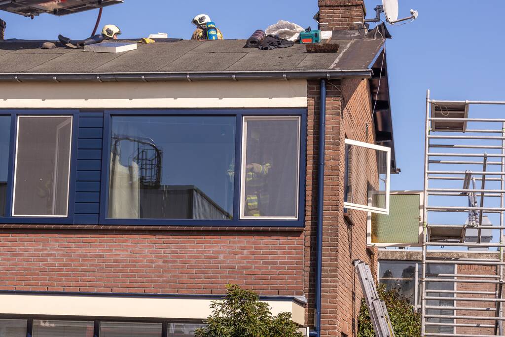 Brand in dakbeschot van woning