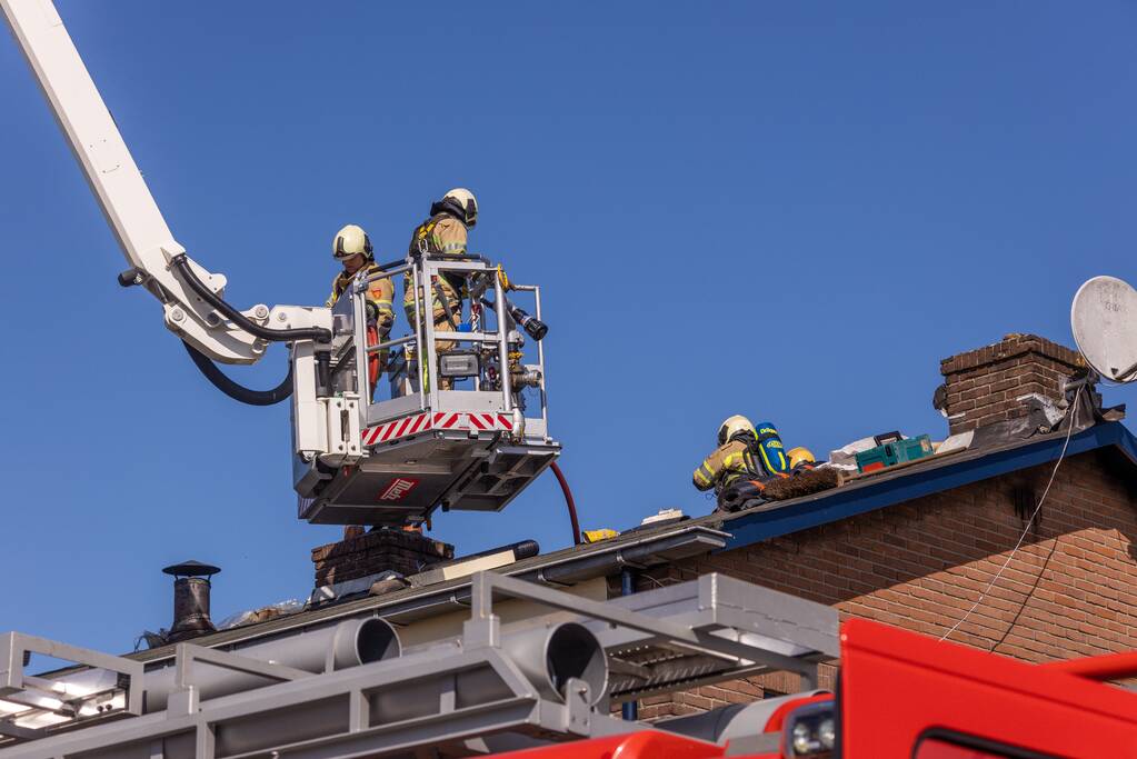 Brand in dakbeschot van woning