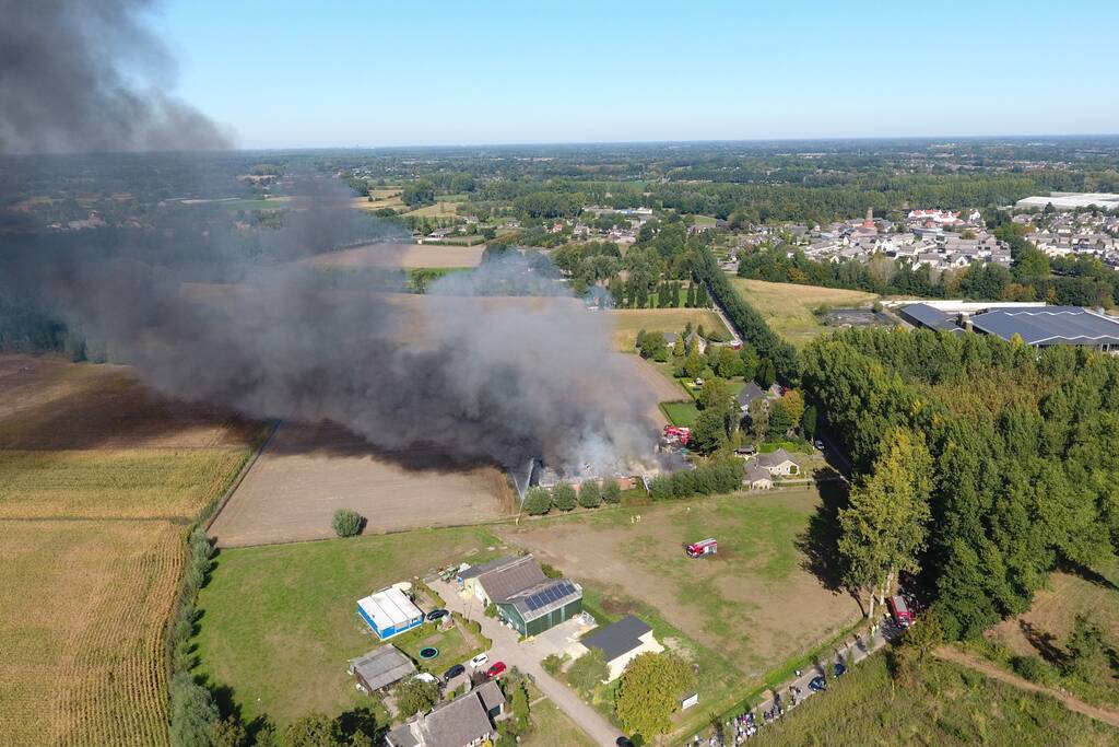 Grote schuurbrand veroorzaakt flinke rookwolken