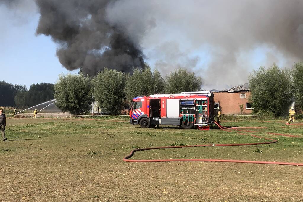 Grote schuurbrand veroorzaakt flinke rookwolken