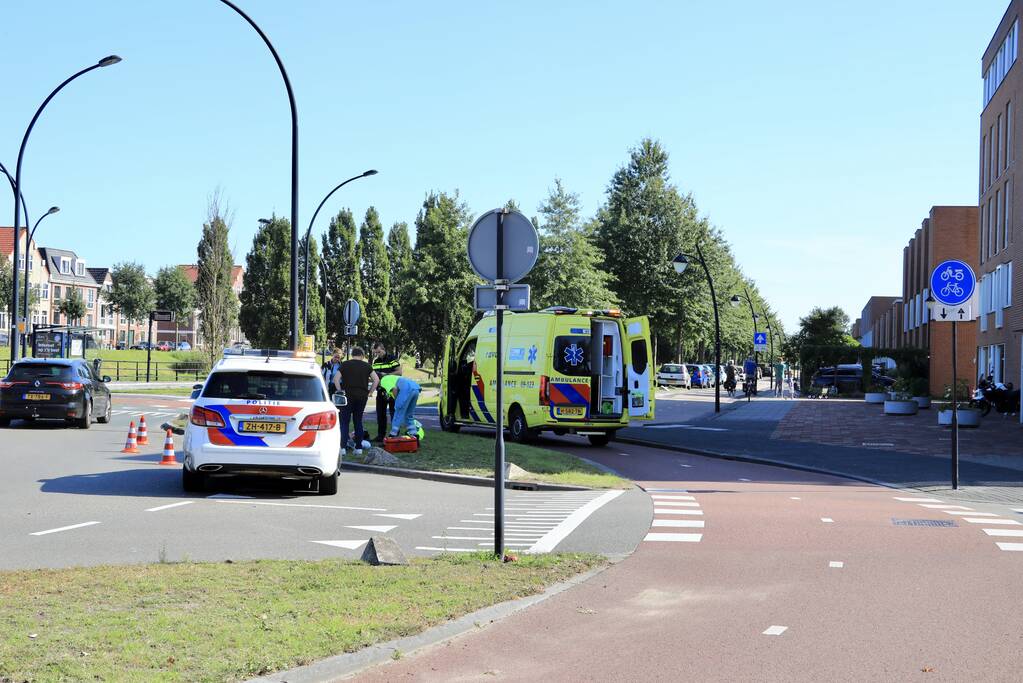 Gewonde na val met motor op rotonde