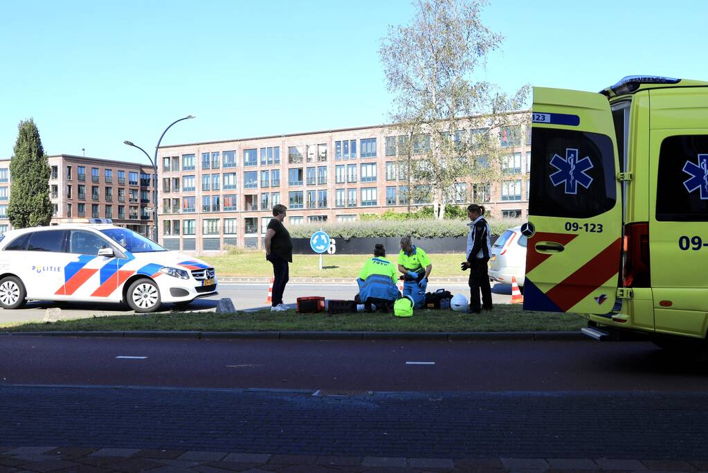 Gewonde na val met motor op rotonde