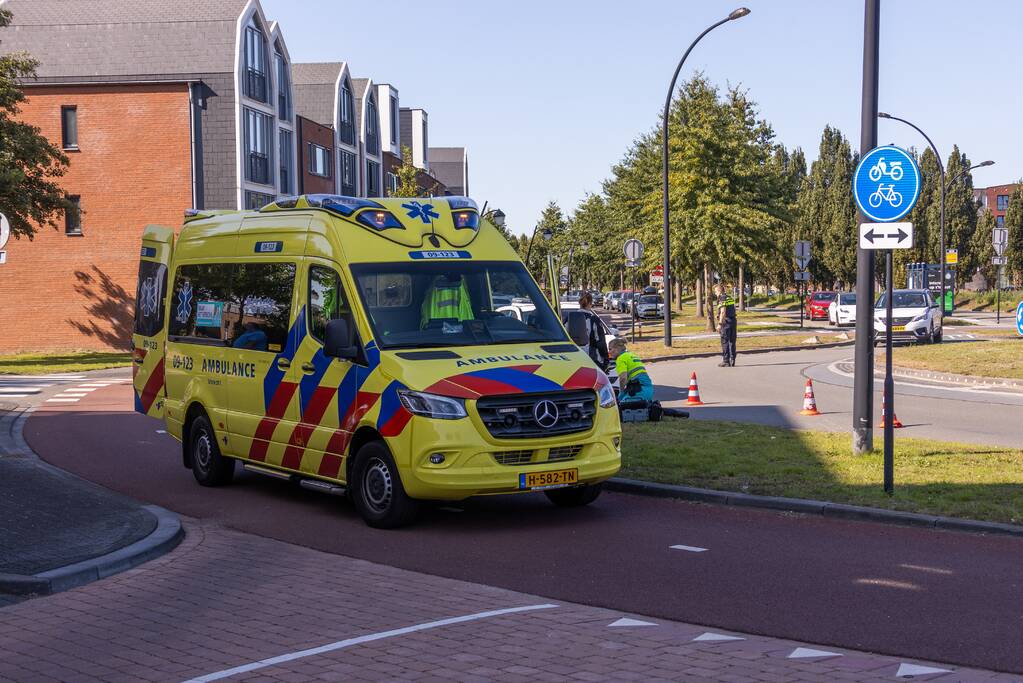 Gewonde na val met motor op rotonde