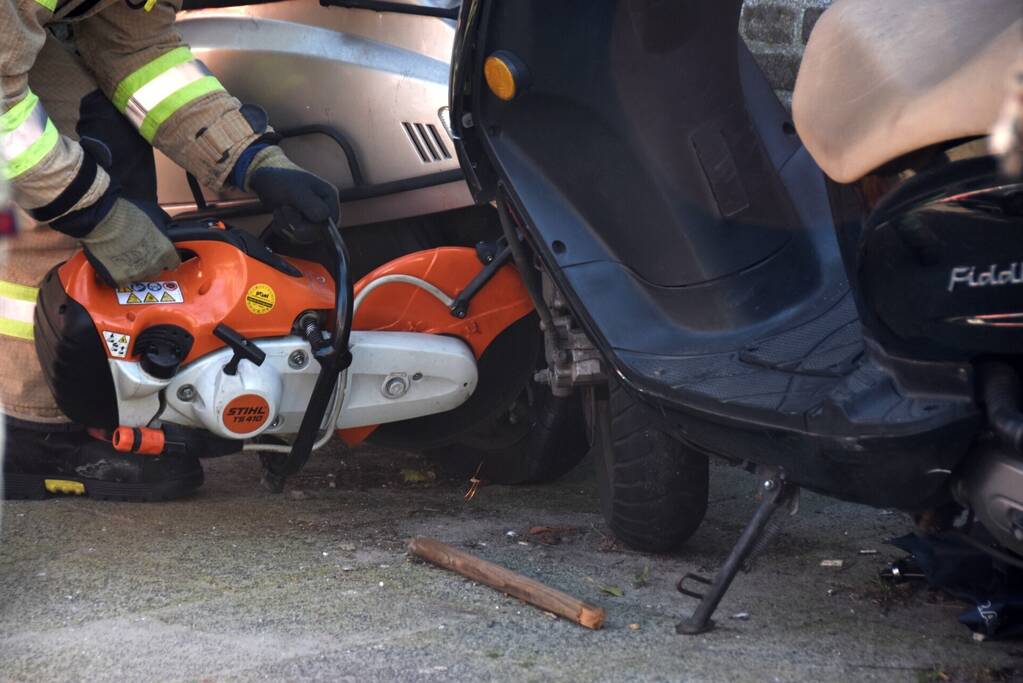 Brandweer helpt politie met doorknippen hangslot van gestolen scooter