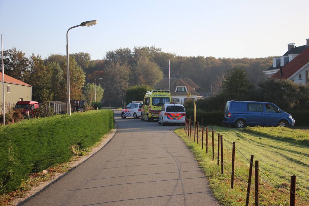 Scooterrijdster schrikt van naderende bestelbus en gaat hard onderuit