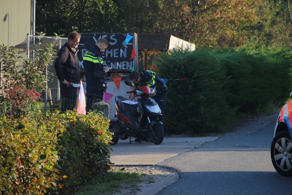 Scooterrijdster schrikt van naderende bestelbus en gaat hard onderuit