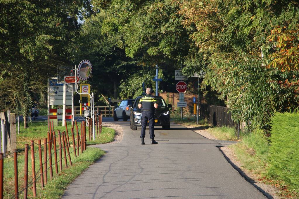 Scooterrijdster schrikt van naderende bestelbus en gaat hard onderuit