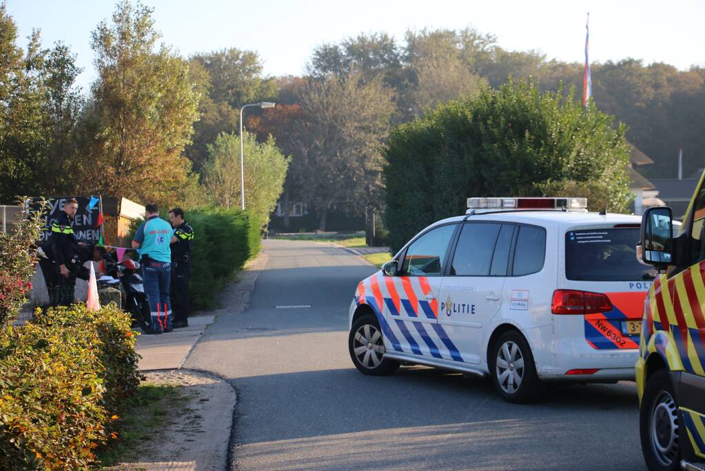 Scooterrijdster schrikt van naderende bestelbus en gaat hard onderuit