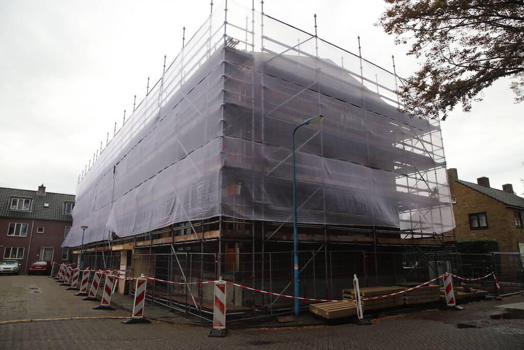 Flatgebouw in de steigers kampt met wateroverlast