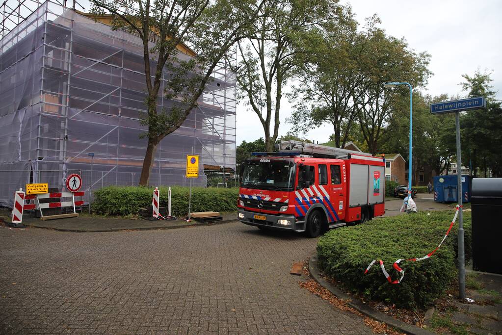 Flatgebouw in de steigers kampt met wateroverlast