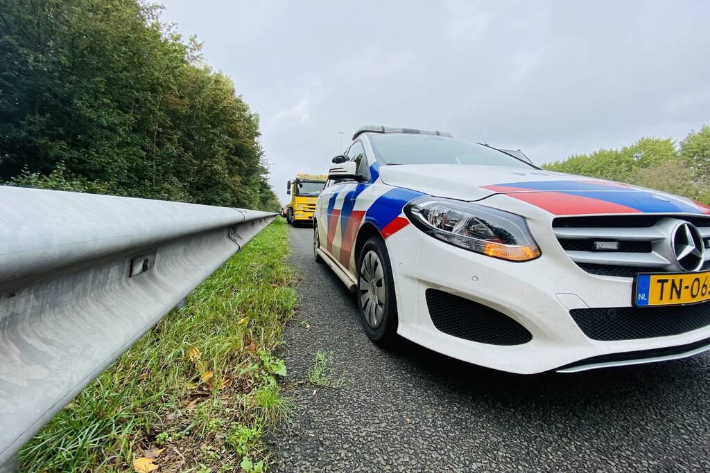 Bestelbus verliest twee wielen tijdens het rijden