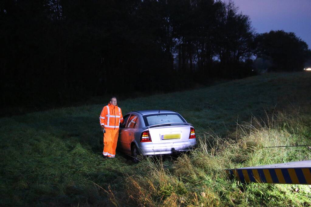 Auto belandt onderaan talud na schrikreactie