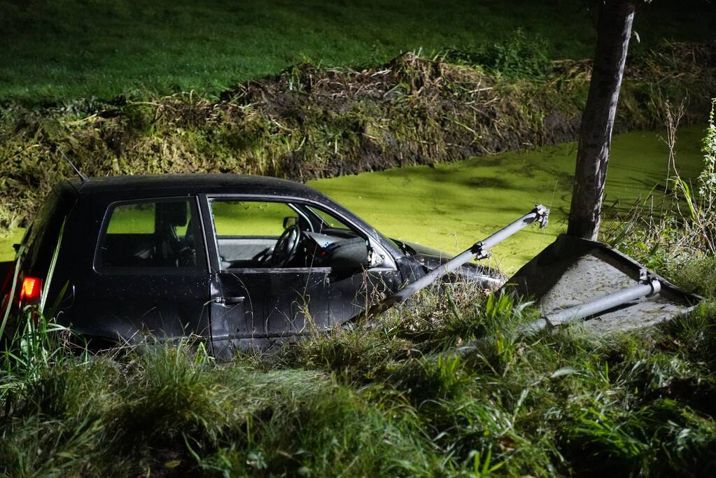 Auto raakt te water, bestuurder aangehouden