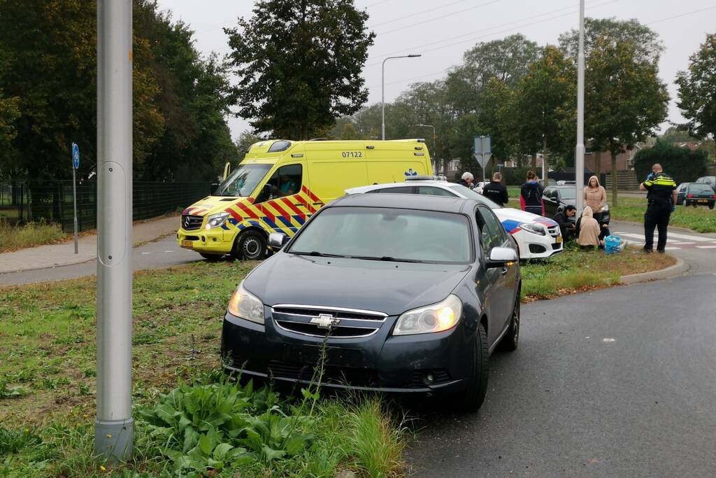 Opzittende scooter gewond na ongeval met auto