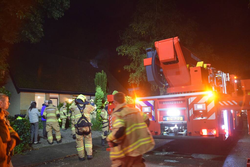 Brand in schoorsteen van woning