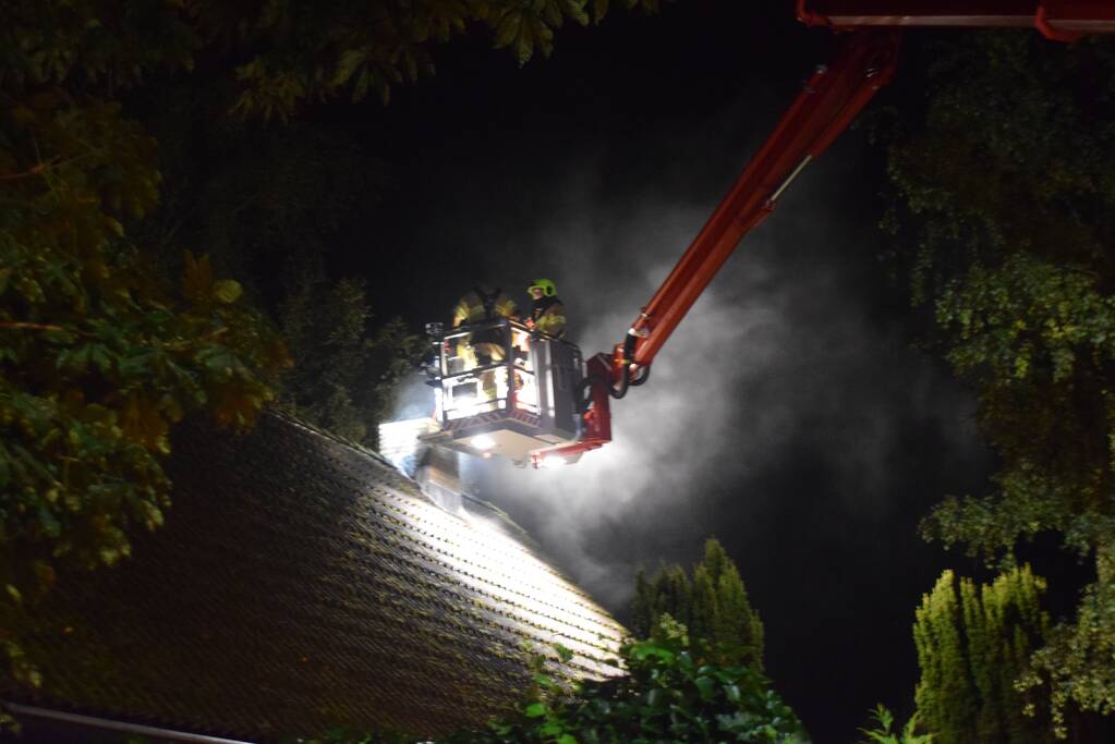 Brand in schoorsteen van woning