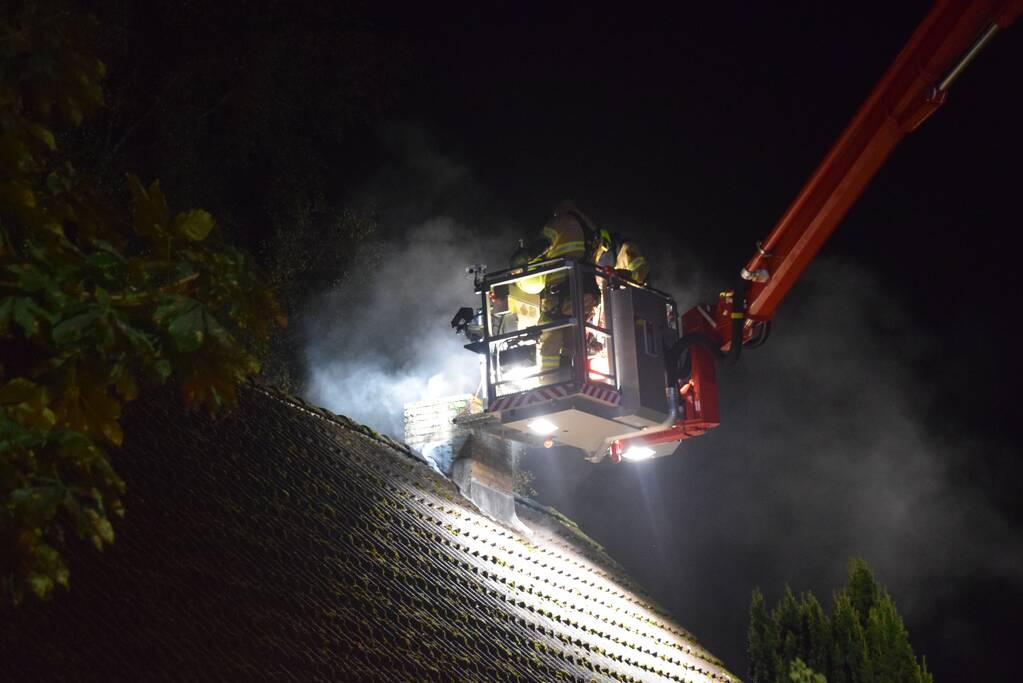 Brand in schoorsteen van woning