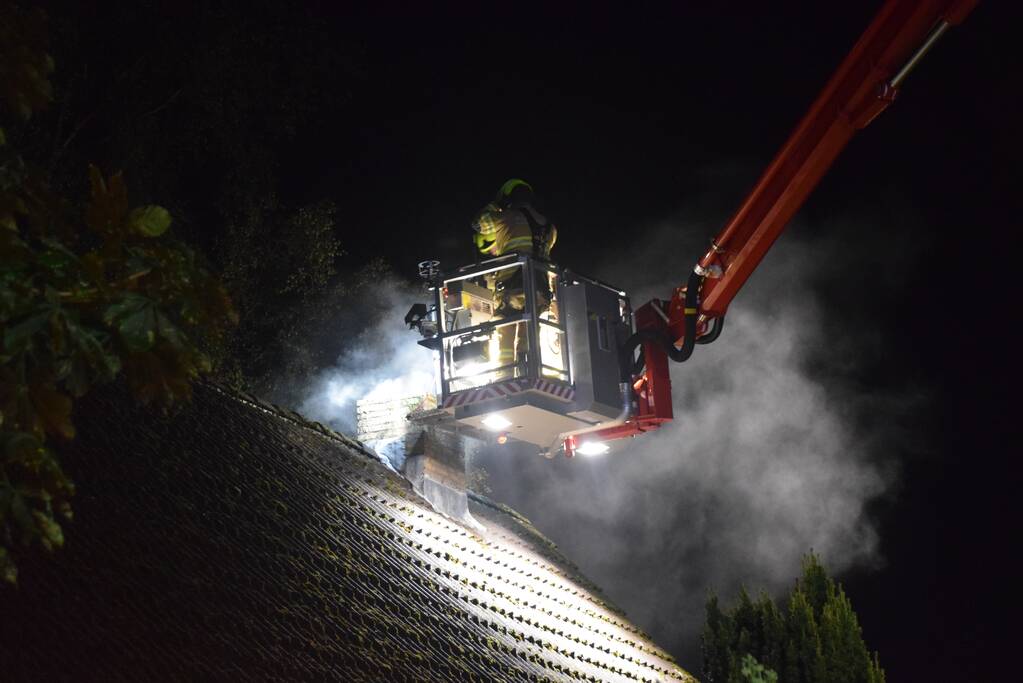 Brand in schoorsteen van woning