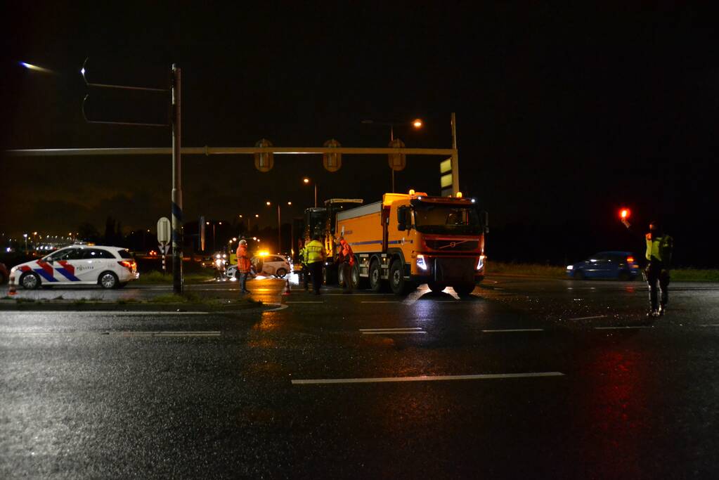 Vrachtwagen botst op kruising met personenwagen