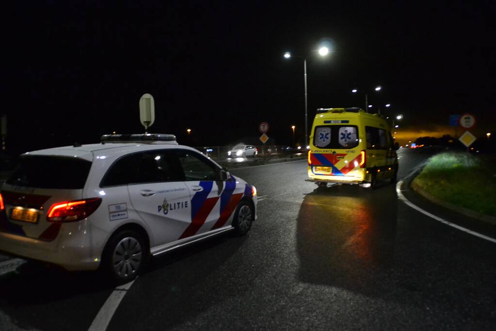 Vrachtwagen botst op kruising met personenwagen