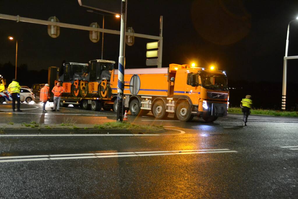 Vrachtwagen botst op kruising met personenwagen