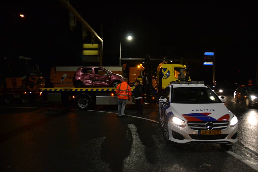 Vrachtwagen botst op kruising met personenwagen