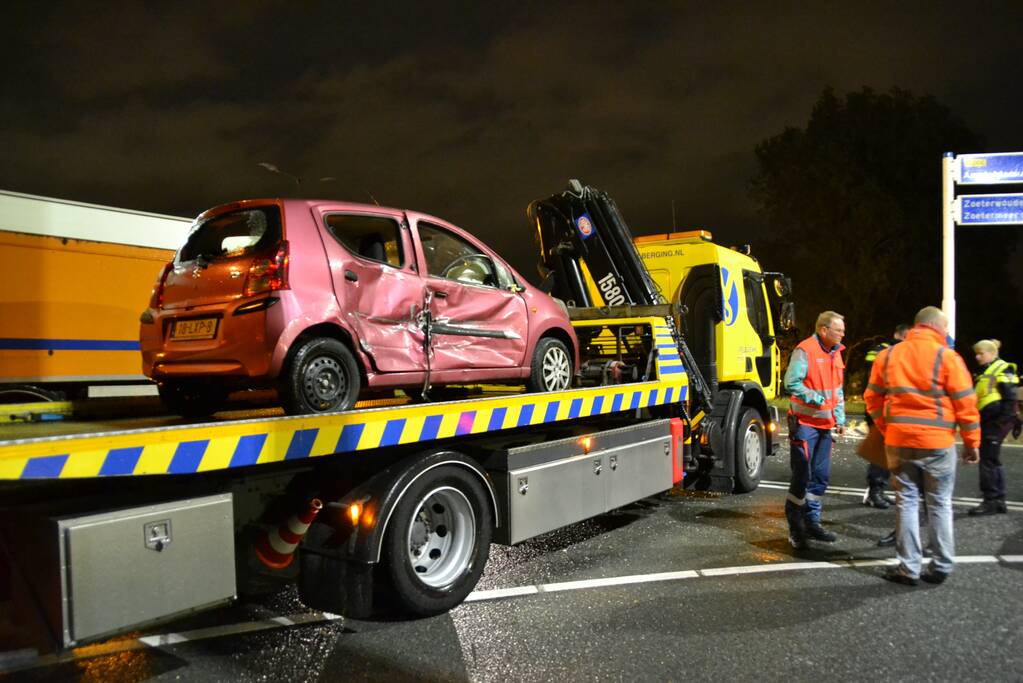 Vrachtwagen botst op kruising met personenwagen