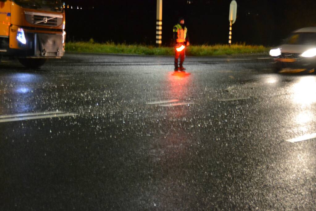 Vrachtwagen botst op kruising met personenwagen