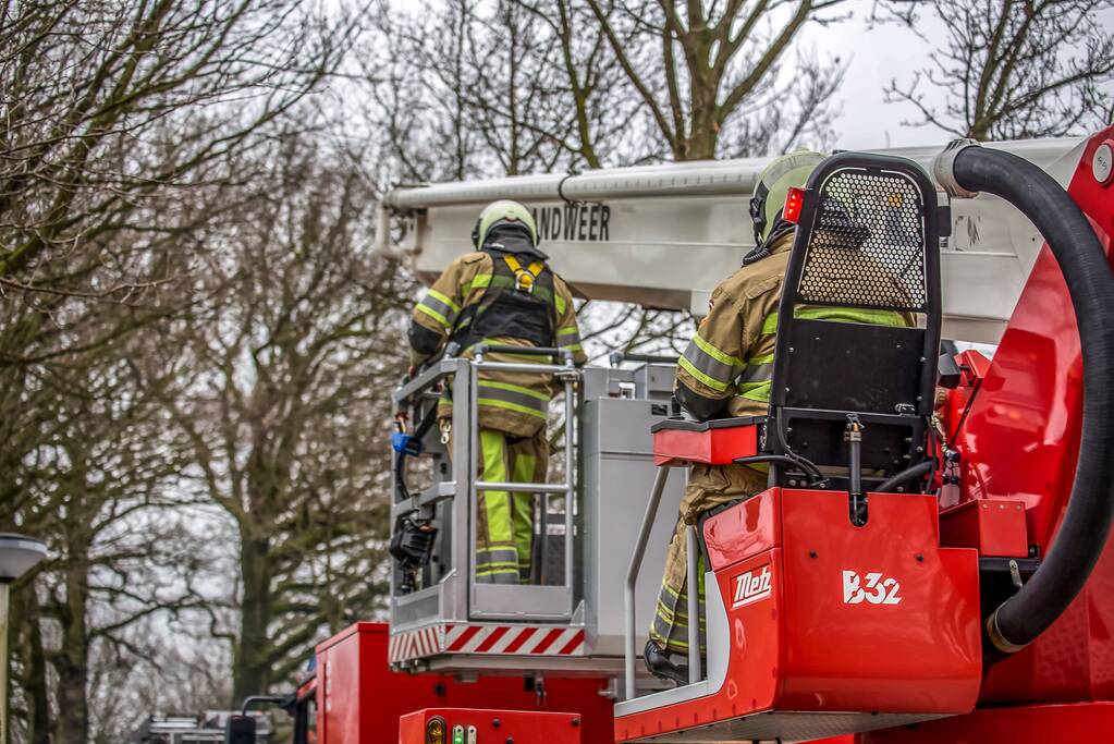 Grote tak over de weg belemmert de doorgang