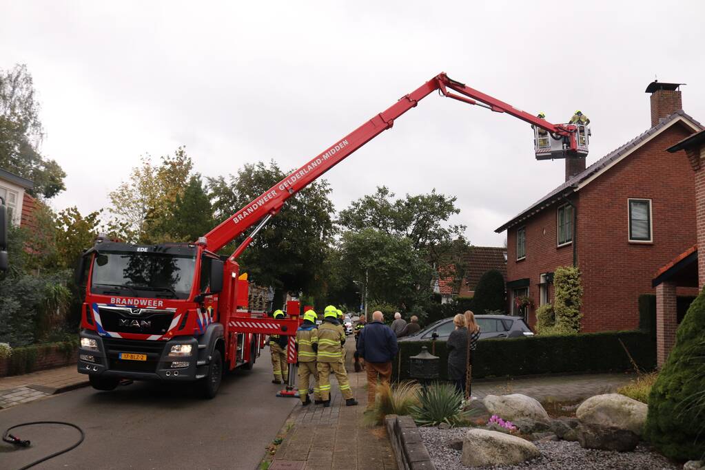 Schoorsteen kap gedemonteerd na schoorsteenbrand