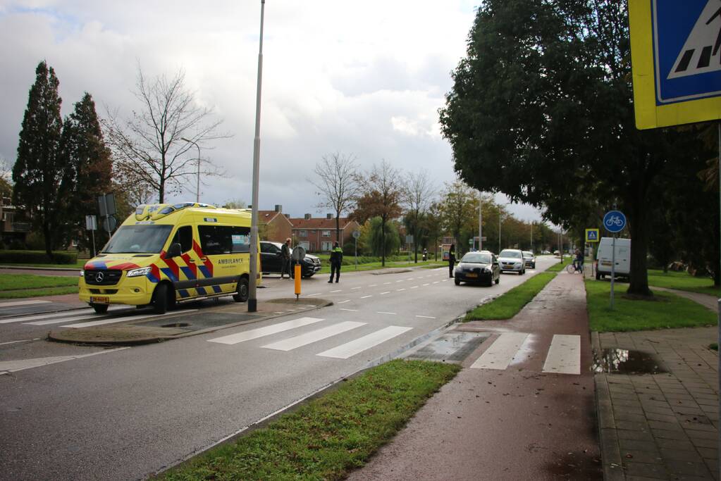 Afslaande auto botst op fietser