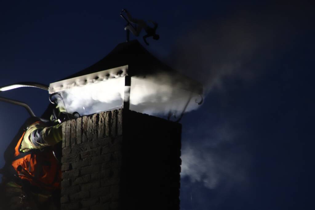 Veel rook bij schoorsteen brand