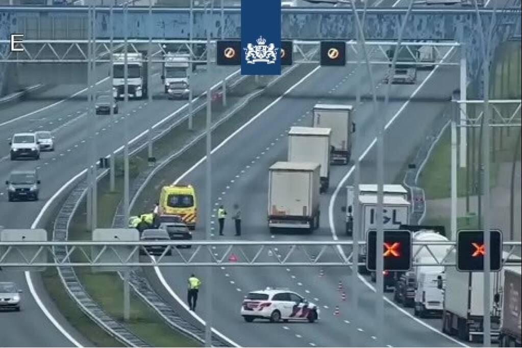 Drie rijstroken afgesloten na verkeersongeval