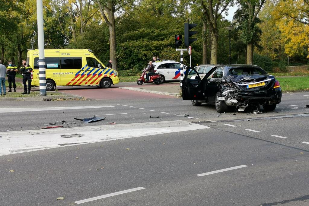 Flinke schade door botsing tussen twee voertuigen en vrachtwagen