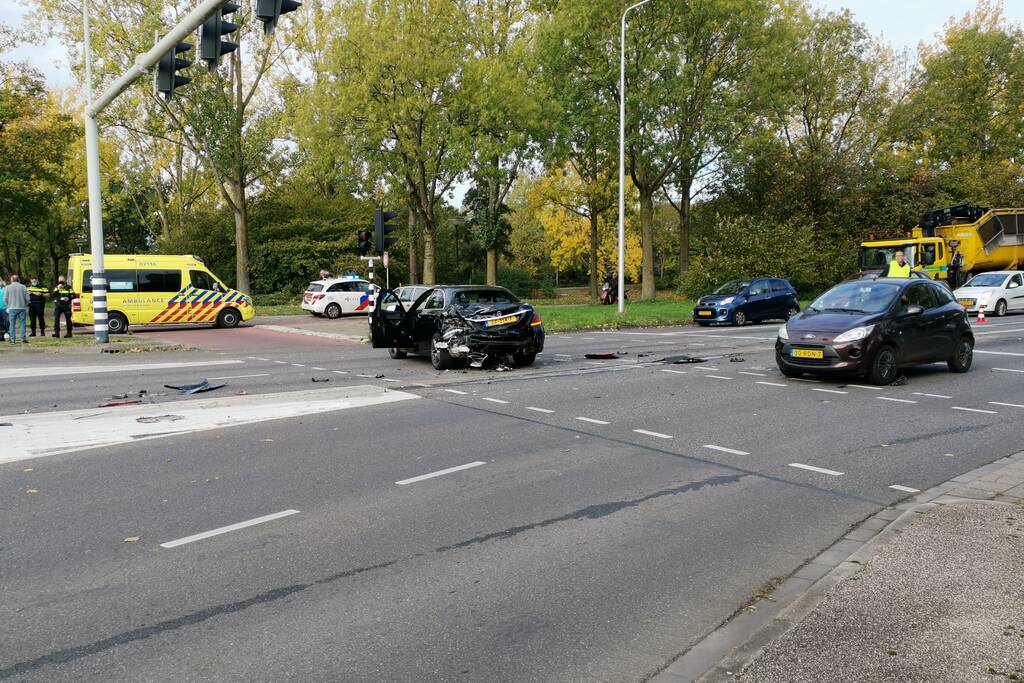 Flinke schade door botsing tussen twee voertuigen en vrachtwagen