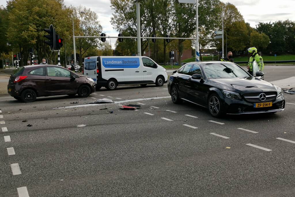 Flinke schade door botsing tussen twee voertuigen en vrachtwagen