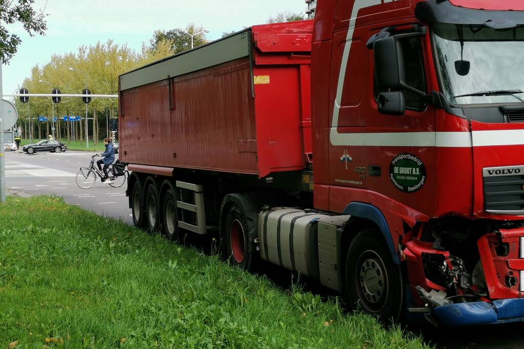 Flinke schade door botsing tussen twee voertuigen en vrachtwagen