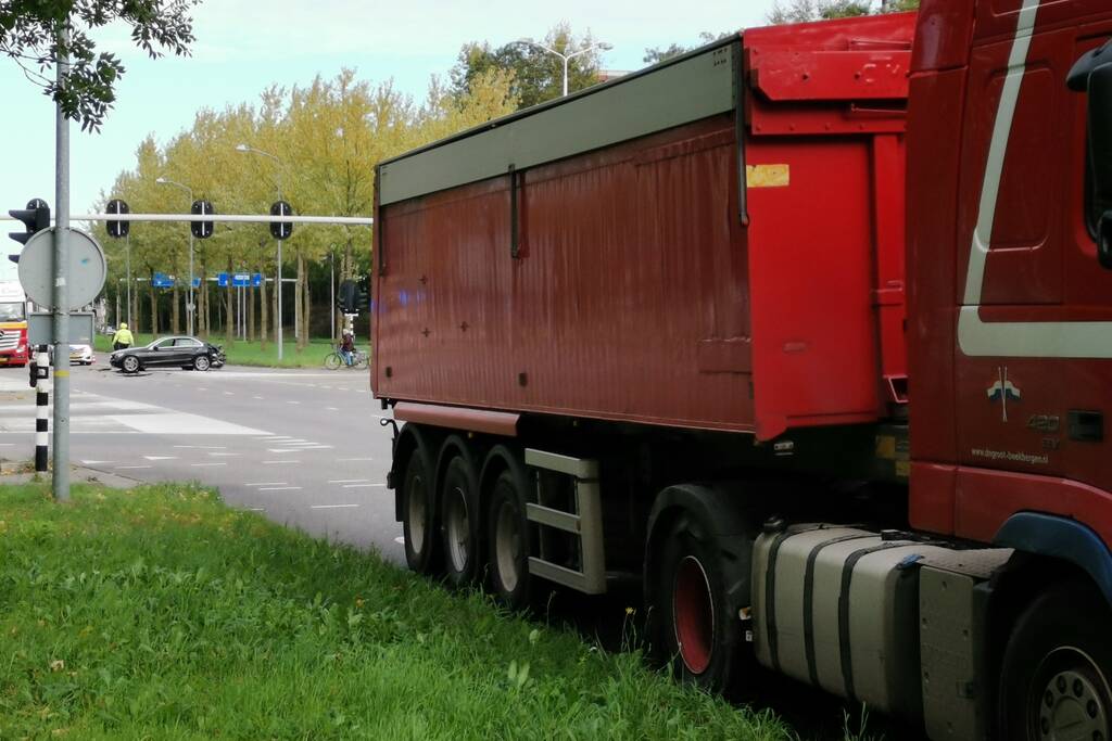 Flinke schade door botsing tussen twee voertuigen en vrachtwagen