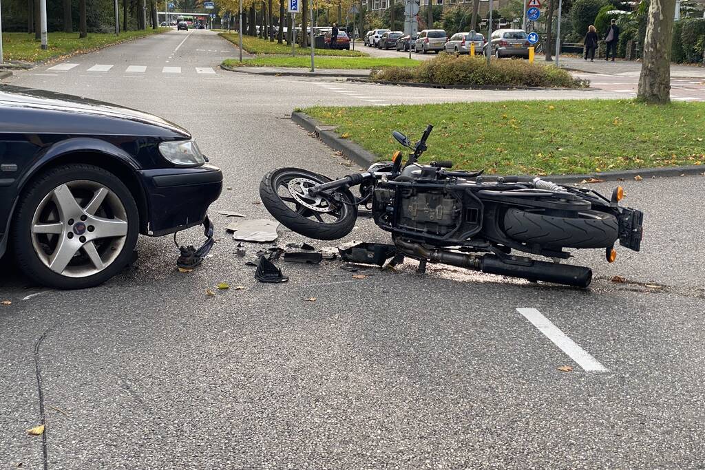 Flinke schade bij botsing tussen auto en motor