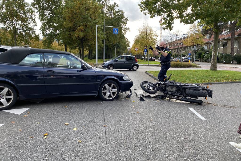 Flinke schade bij botsing tussen auto en motor