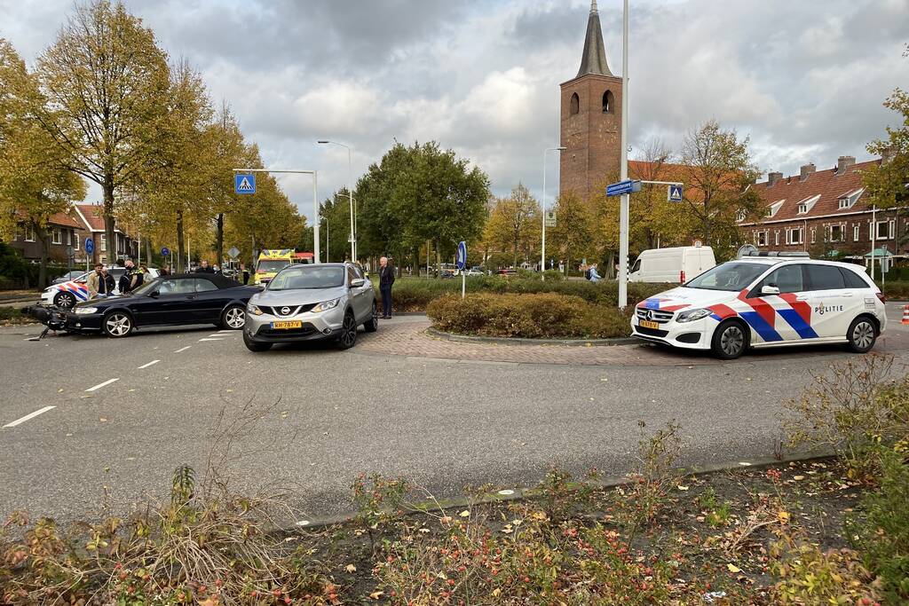 Flinke schade bij botsing tussen auto en motor