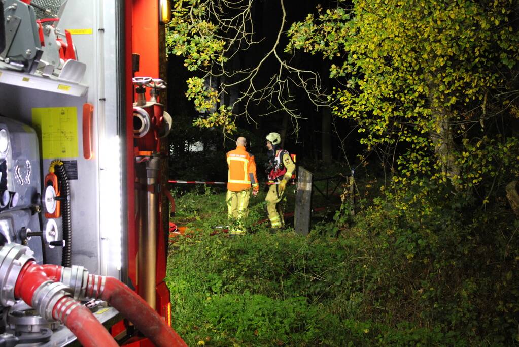 Brand in schuur in bos