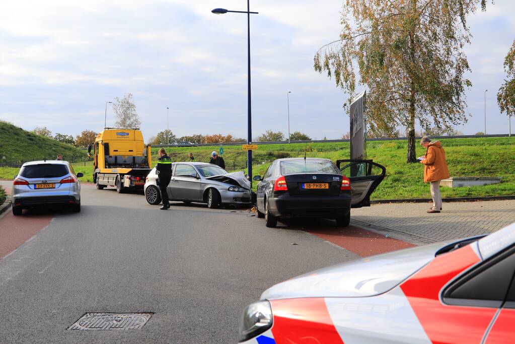 Twee auto's botsen frontaal in bocht