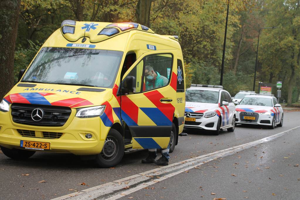 Automobilist botst op trailer van vrachtwagen