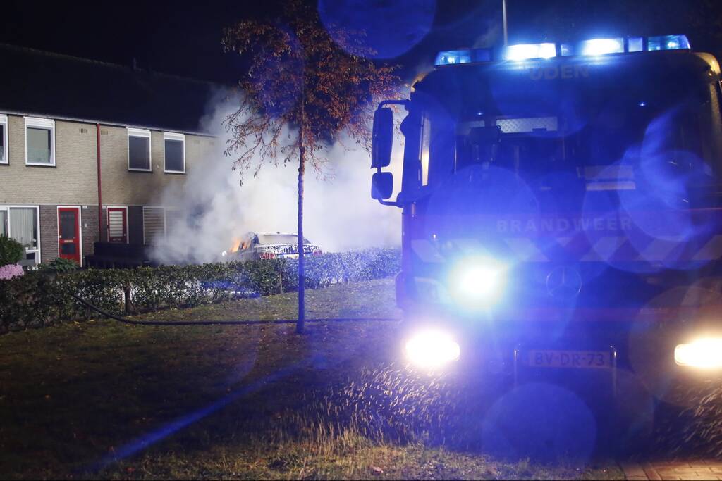 Geparkeerde auto gaat in vlammen op