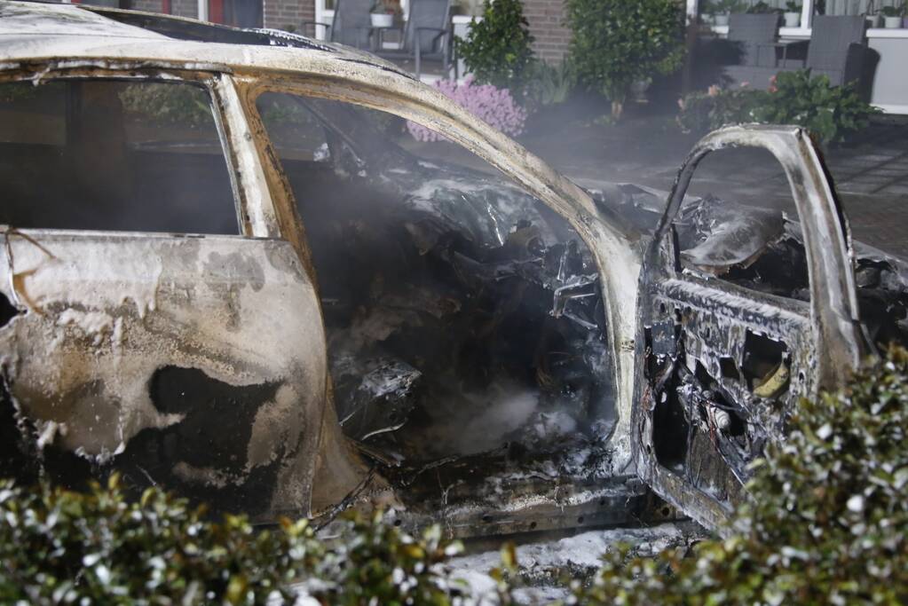 Geparkeerde auto gaat in vlammen op